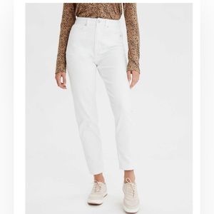 American Eagle Mom Jeans white. Size 8 short